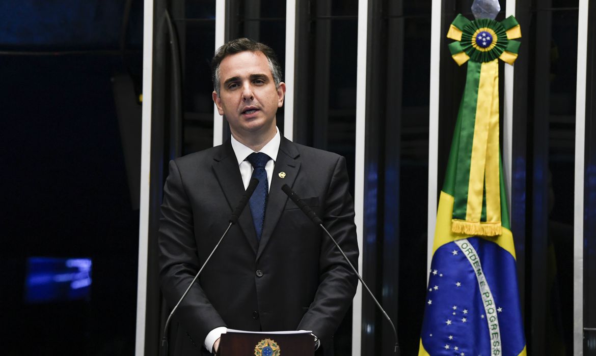 Rodrigo Pacheco vence Rogério Marinho e é reeleito presidente do Senado