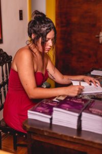 MINEIRA LÊDA LARA LANÇA SEU PRIMEIRO LIVRO  INTITULADO “A OUTRA”