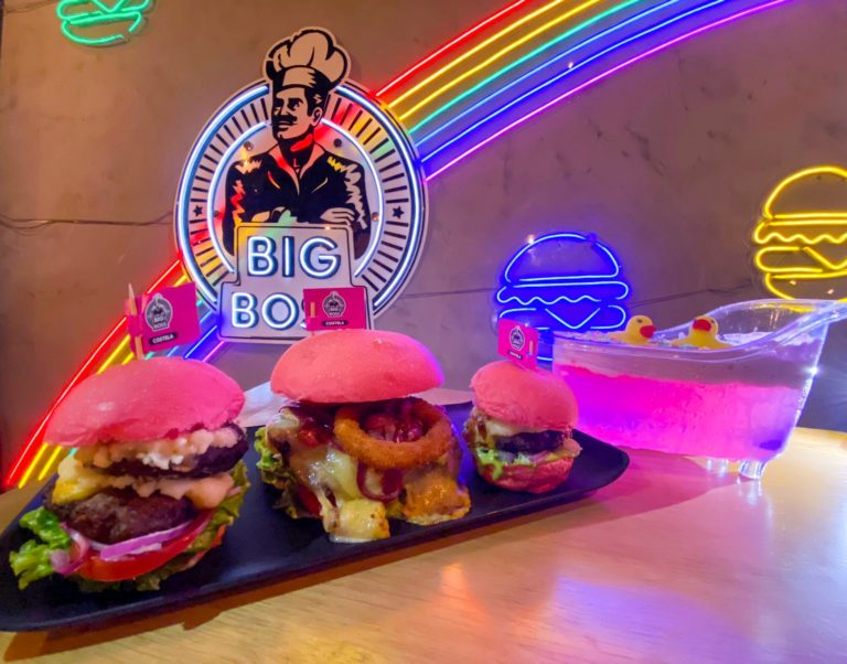 Menu Secreto da Barbie: Hamburgueria adere à tendência Barbiecore