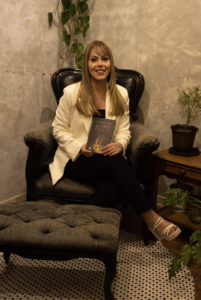Claudia Marangon pública através da Editora Ases da Literatura seu primeiro romance “ As três Caixas “ um enredo de amor, escolhas e sonhos