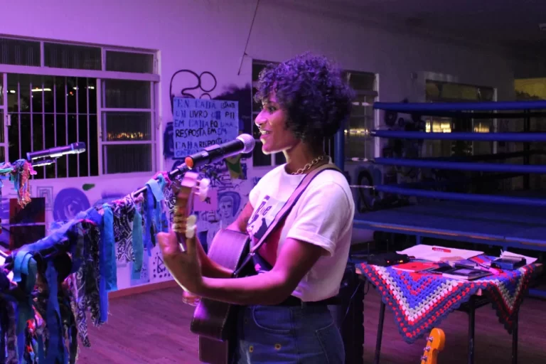 Jéssica Rosa apresenta novo show no Sarau A Arte Liberta em Taipas