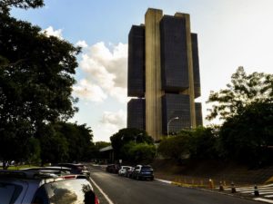 Queda no preço dos combustíveis reduz expectativa do mercado para inflação, aponta BC