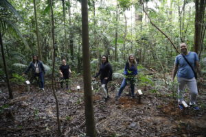Uma ação literária verde: Editora BOC encabeça o plantio de árvores no Parque Burler Marx