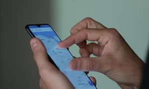Estudo aponta apoio majoritário à restrição de celulares nas escolas