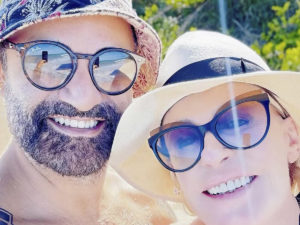 Ana Maria Braga foge da folia e exibe corpão em praia paradisíaca com o namorado