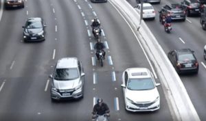 Estudo aponta aumento de risco em faixas exclusivas para motos e reacende debate sobre segurança viária