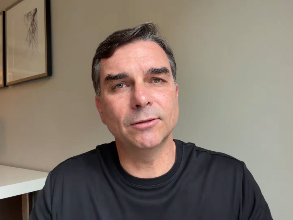 Operação na casa de Jair Bolsonaro amplia confronto entre família e Supremo
