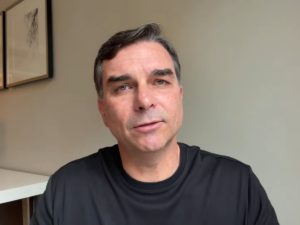 Operação na casa de Jair Bolsonaro amplia confronto entre família e Supremo
