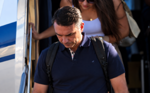 Flávio Bolsonaro desembarca nos Estados Unidos após deixar o Brasil em meio a decisão do STF