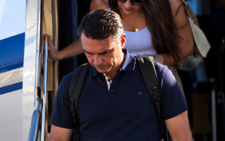 Flávio Bolsonaro desembarca nos Estados Unidos após deixar o Brasil em meio a decisão do STF